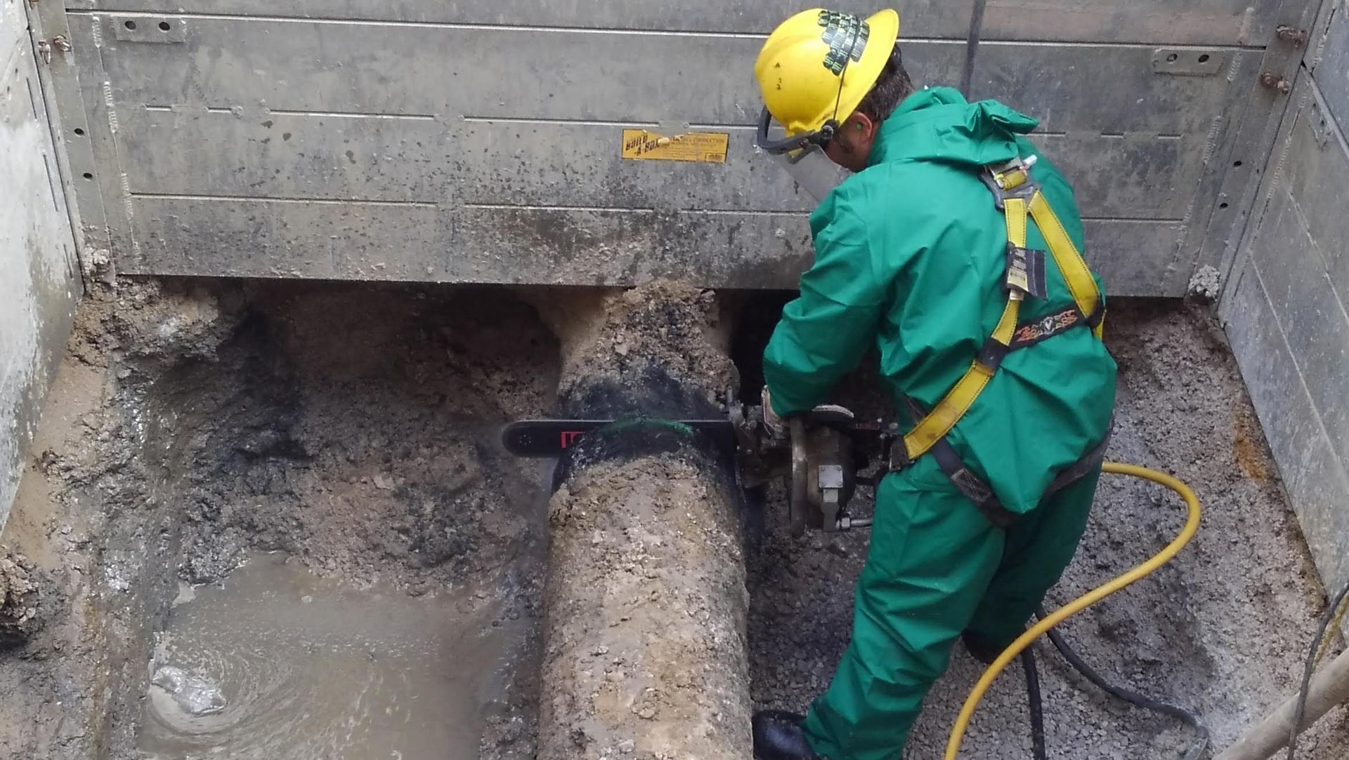 A George Gradel Co. worker uses the 701-A pneumatic ICS saw with PowerGrit pipe cutting chain.
