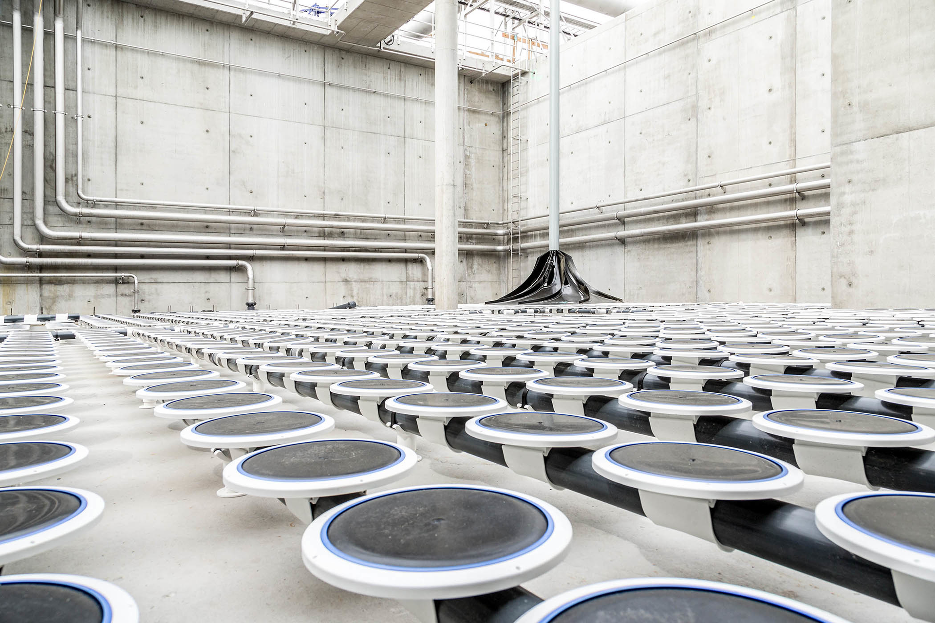 Disc diffusers are the state-of-the art solution in aeration basins for municipal and light industrial wastewater. The PIK 300 disc diffuser from Sulzer pictured here offers durable EPDM membranes and high efficiency.