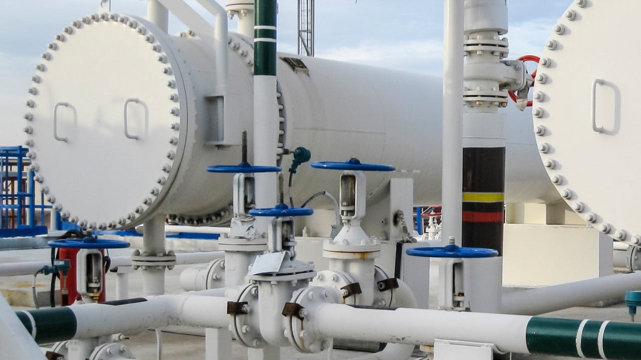 Kurita Dropwise Condensation Technology is dosed continuously into the steam line in front of the target heat exchanger to increase the water repellency of surfaces, which greatly enhances heat transfer efficiency. At the same time, steam consumption can be reduced, which leads to decrease fuel consumption and ultimately, lower greenhouse gas (GHG) emissions.