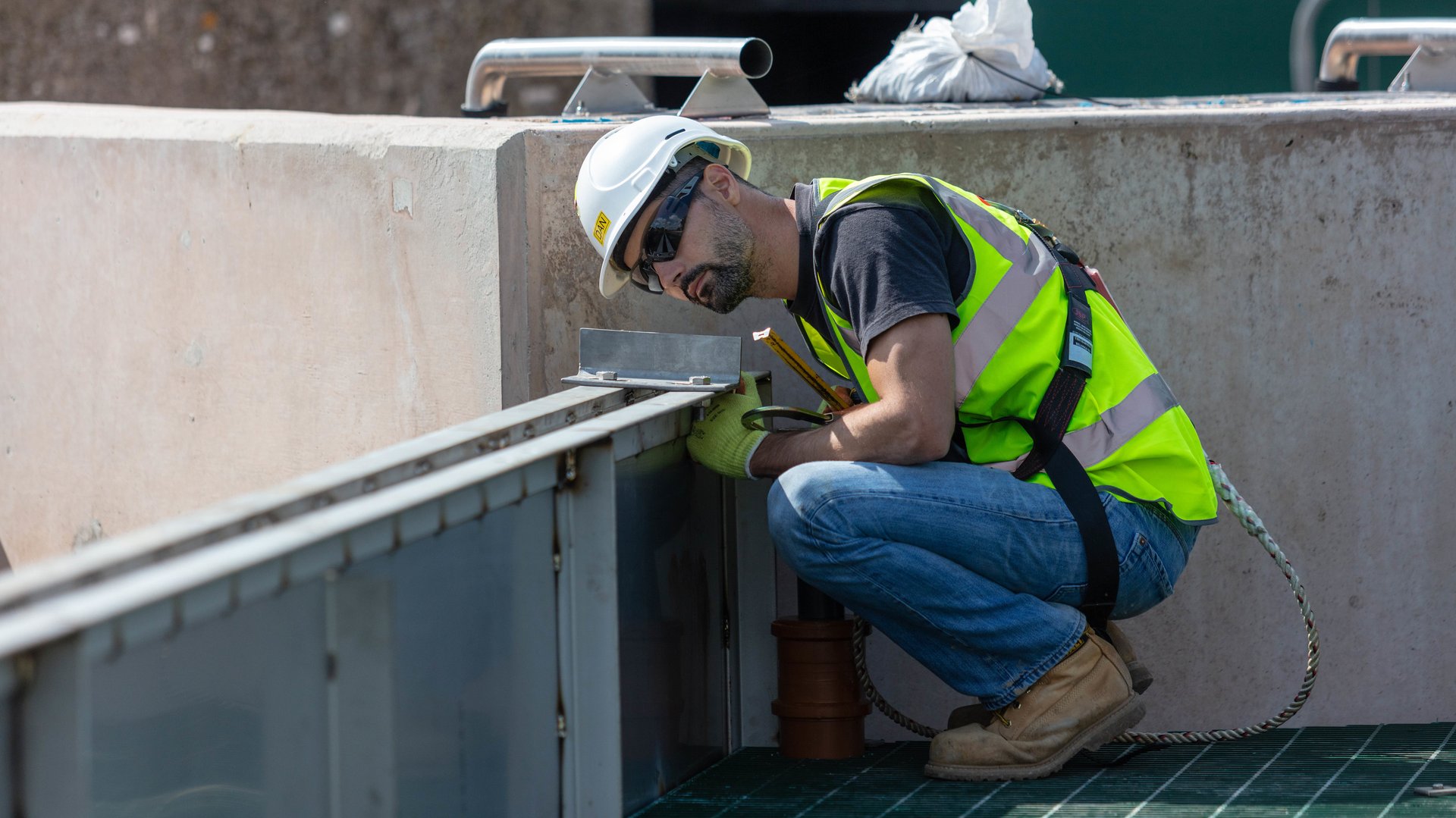 Wpl Hybrid Saf Installation Sherborne Worker Close Up 144 Hi Res 5dd6b1ac6b34e