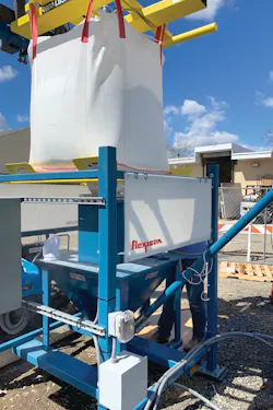 A fork truck holds the bulk bag over the half frame discharger while the flexible screw conveyor moves sodium bicarbonate to the mixing tank. A fork truck holds the bulk bag over the half frame discharger while the flexible screw conveyor moves sodium bicarbonate to the mixing tank.
