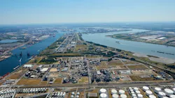 The new water plant will convert water from the Channel Dock B1, left in the aerial view above the Lillo Bridge, into process water for chemical companies Evonik (in the foreground) and Covestro (in the background). The new water plant will convert water from the Channel Dock B1, left in the aerial view above the Lillo Bridge, into process water for chemical companies Evonik (in the foreground) and Covestro (in the background).
